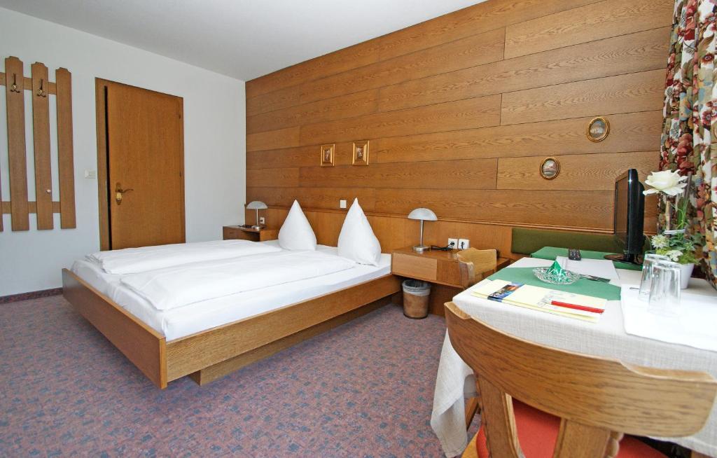 Hotel Alpenblick Schruns Zimmer foto